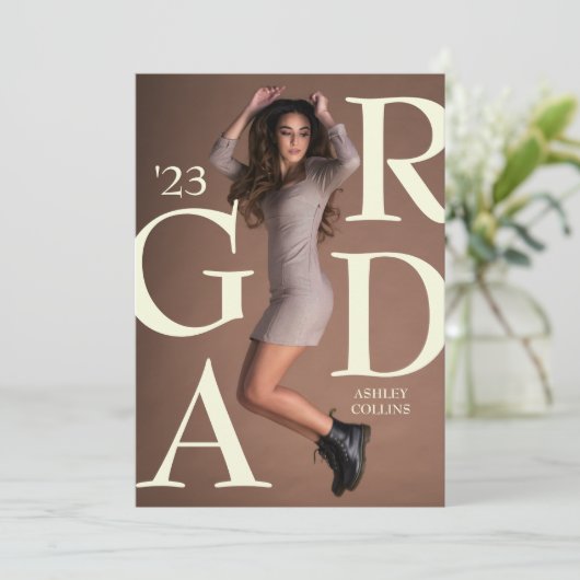 AFSTUDEERDER Typografie Aangepast foto-Afstuderen Aankondiging (Staand voorkant)