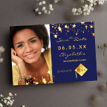 Afstudeerfeest blauw goud sterren foto 2025 save the date<br><div class="desc">Een foto Bewaar de datumkaart voor een afstudeerfeest 20XX. Aan de voorkant: Voeg je eigen foto van de afstuderen grootte toe. Een klassieke marineblauwe achtergrondkleur, versierd met faux gouden sterren. Personaliseer en voeg een naam en datum toe. Gouden letters. De naam en de tekst: Save the Date zijn geschreven met...</div>
