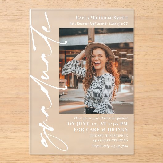 Afstudeerfeest met witte handtekening-script acryl uitnodigingen (Voorkant)