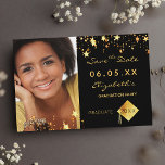 Afstudeerfeest zwart gouden sterren foto 2025 save the date<br><div class="desc">Een foto Bewaar de datumkaart voor een afstudeerfeest 20XX. Aan de voorkant: Voeg je eigen foto van de afstuderen grootte toe. Een chique zwarte achtergrondkleur, versierd met faux gouden sterren. Personaliseer en voeg een naam en datum toe. Gouden letters. De naam en de tekst: Save the Date zijn geschreven met...</div>