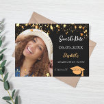 Afstudeerfeest zwart gouden sterren foto boog 2025 save the date<br><div class="desc">Een foto Bewaar de datumkaart voor een afstudeerfeest 20XX. Aan de voorkant: Voeg je eigen foto van de afstuderen grootte toe. Een boogvormig lijst. Een chique zwarte achtergrondkleur, versierd met faux gouden sterren. Personaliseer en voeg een naam en datum toe. De naam en de tekst: Save the Date zijn geschreven...</div>