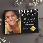 Afstudeerfeest zwart witte sterren foto 2025 save the date<br><div class="desc">Een foto Bewaar de datumkaart voor een afstudeerfeest 2025. Aan de voorkant: Voeg je eigen foto van de afstuderen grootte toe. Een klassieke zwarte achtergrondkleur, versierd met witte sterren. Personaliseer en voeg een naam en datum toe. Witte letters. De naam en de tekst: Save the Date zijn geschreven met een...</div>