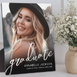 Afstudeerfoto in elegante scriptstijl fotoplaat<br><div class="desc">Deze eenvoudige en minimalistische afstudeertafel met standaard of plaquette heeft een foto van een hele pagina met een strakke en moderne lay-out. “Afgestudeerd” wordt weergegeven in elegant handgeschreven schrift, met de naam van de afgestudeerde, “Klas van 2026” en de naam van de school eronder in klassieke lettertypen voor een strak...</div>