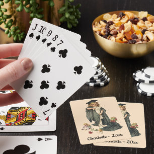 Afstudeerfoto, meisje met baret en toga pokerkaarten