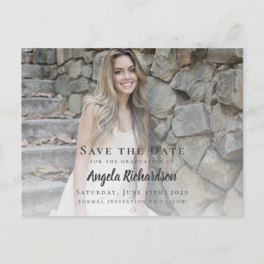 Afstudeerfoto met moderne script 'Save the Date' Uitnodiging Briefkaart (Voorkant)