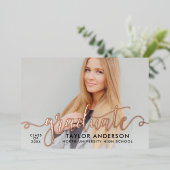 Afstudeerfoto met roosgouden moderne script folie uitnodiging (Staand Voorkant)