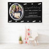 Afstudeerfoto & -pet, diploma in zwart-wit spandoek (Insitu)