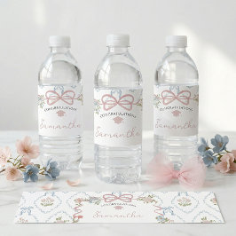 Afstudeerhoed met wilde bloemen roze strik waterfles etiket