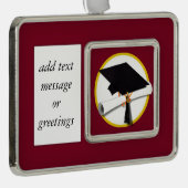 Afstudeerkap en diplomatie - Donkere rode achtergr Verzilverd Omlijst Ornament (Rechts)