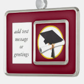 Afstudeerkap en diplomatie - Donkere rode achtergr Verzilverd Omlijst Ornament (Links)