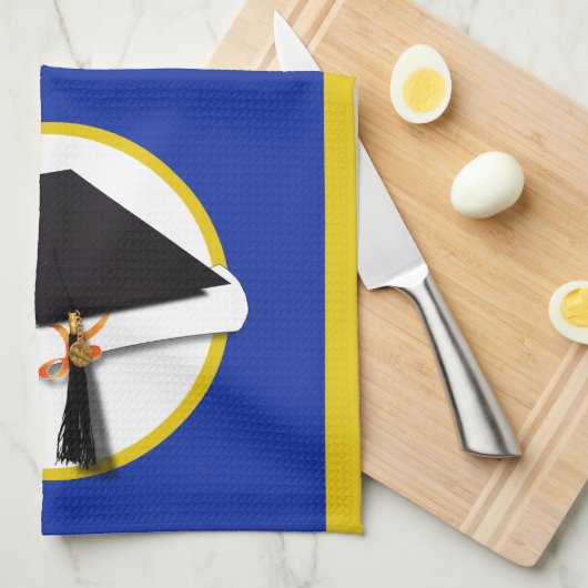 Afstudeerlampvoet met diploma - donkerblauwe achte theedoek (Quarter Fold)