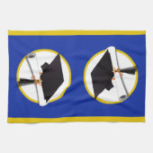 Afstudeerlampvoet met diploma - donkerblauwe achte theedoek (Horizontaal)