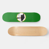 Afstudeerlampvoet met diploma over groene persoonlijk skateboard (Horizontaal)