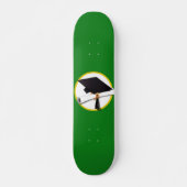 Afstudeerlampvoet met diploma over groene persoonlijk skateboard