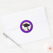 Afstudeerlampvoet met diploma — Paarse achtergrond Ronde Sticker (Envelop)
