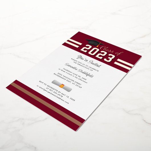 Afstuderen 2023 Burgundy Afstudeerder Party Roos G Folie Uitnodiging (Gedraaid)