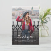 Afstuderen 2024 foto Afstudeerder dank u kaart (Staand voorkant)