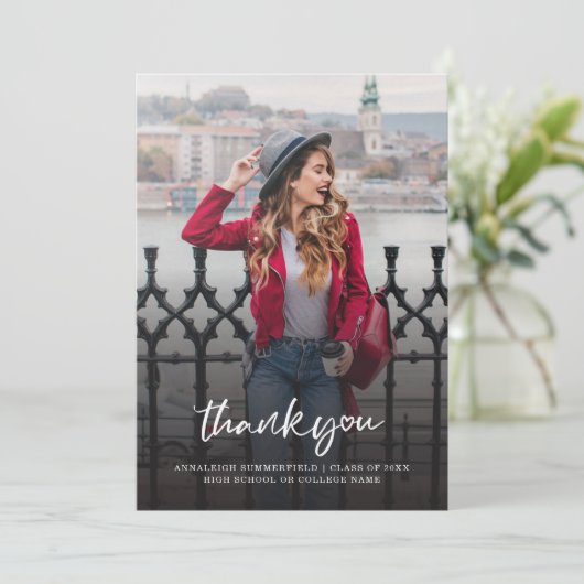 Afstuderen 2024 foto Afstudeerder dank u kaart (Staand voorkant)
