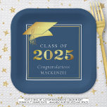 Afstuderen 2025 Blue Faux Gold of aangepaste kleur Papieren Bordje<br><div class="desc">Elegante gepersonaliseerde, aangepaste kleur KLASSE VAN 2024 afstudeerfeest papieren borden met FELICITATIES en de naam van uw afgestudeerde geaccentueerd met een faux metallic gold 2025 en afstudeerdop of mortelbord in uw keuze van achtergrondkleur (getoond in blauw) kunt u veranderen in een school kleur of coördinerende partij thema kleur. ASSISTENTIE: Voor...</div>