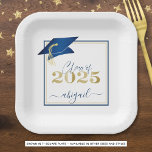 Afstuderen 2025 Faux Metallic Blue Gold Script Papieren Bordje<br><div class="desc">Moderne gepersonaliseerde klasse van 2025 blauw, goud en wit afstudeerfeest borden met de naam van uw afgestudeerde in een chique handgeschreven script met faux metallic blue afstudeerdop en faux metallic gold 2025. ASSISTENTIE: Voor hulp bij ontwerpmodificatie/personalisatie, kleurverandering, het overbrengen van het ontwerp naar een ander product of als u items...</div>