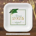 Afstuderen 2025 Faux Metallic Green Gold Script Papieren Bordje<br><div class="desc">Moderne gepersonaliseerde CLASS OF 2025 groene, gouden en witte afstudeerfeest borden met de naam van uw afgestudeerde in een chique handgeschreven script met faux metallic groene afstudeerdop en faux metallic gold 2025. ASSISTENTIE: Voor hulp bij ontwerpmodificatie/personalisatie, kleurverandering, het overbrengen van het ontwerp naar een ander product of als u items...</div>