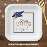 Afstuderen 2025 Faux Metallic Navy Gold Script Papieren Bordje<br><div class="desc">Moderne gepersonaliseerde klasse van 2025 marineblauw, goud en wit afstudeerfeest borden met de naam van uw afgestudeerde in een chique handgeschreven script met glinsterende faux metallic marineblauwe afstudeerdop en faux metallic gold 2025. ASSISTENTIE: Voor hulp bij ontwerpmodificatie/personalisatie, kleurverandering, het overbrengen van het ontwerp naar een ander product of als u...</div>