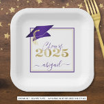 Afstuderen 2025 Faux Metallic Paarse Goud Script Papieren Bordje<br><div class="desc">Moderne gepersonaliseerde klasse van 2025 paarse, gouden en witte afstudeerfeest borden met de naam van uw afgestudeerde in een chique handgeschreven script met faux metallic paarse afstudeerdop en faux metallic gold 2025. ASSISTENTIE: Voor hulp bij ontwerpmodificatie/personalisatie, kleurverandering, het overbrengen van het ontwerp naar een ander product of als u items...</div>