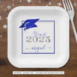 Afstuderen 2025 Faux Metallic Royal Blue Silver Papieren Bordje<br><div class="desc">Moderne gepersonaliseerde CLASS OF 2025 royal blue, silver en white afstudeerfeest borden met de naam van uw afgestudeerde in een chique handgeschreven script met faux metallic royal blue afstudeerdop en faux metallic silver 2025. ASSISTENTIE: Voor hulp bij ontwerpmodificatie/personalisatie, kleurverandering, het overbrengen van het ontwerp naar een ander product of als...</div>