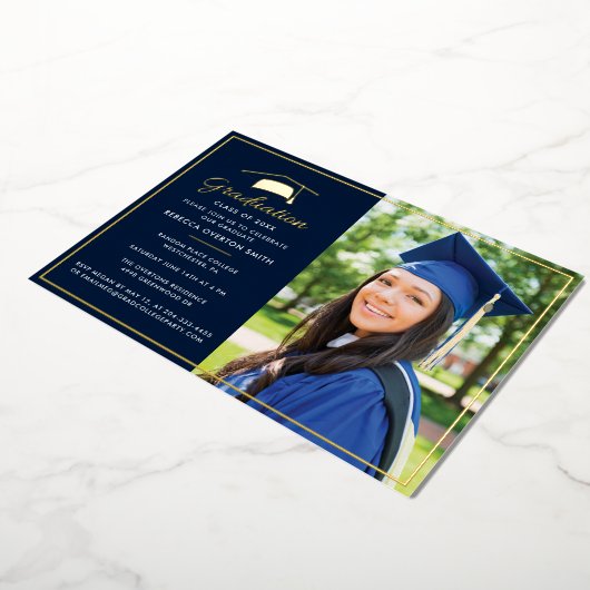 Afstuderen 2025 Foto Navy Blue Script Party Gold Folie Uitnodiging (Gedraaid)