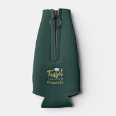 Afstuderen 2025 Green Gag Afstudeerder Party Flesjeskoeler (Achterkant)