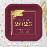 Afstuderen 2025 Maroon Faux Gold of aangepaste kle Papieren Bordje<br><div class="desc">Elegante gepersonaliseerde, aangepaste kleur KLASSE VAN 2025 afstudeerfeest papieren borden met FELICITATIES en de naam van uw afgestudeerde geaccentueerd met een faux metallic gold 2025 en afstudeerdop of mortelbord in uw keuze van achtergrondkleur (getoond in Maroon) kunt u veranderen in een school kleur of coördinerende partij thema kleur. ASSISTENTIE: Voor...</div>