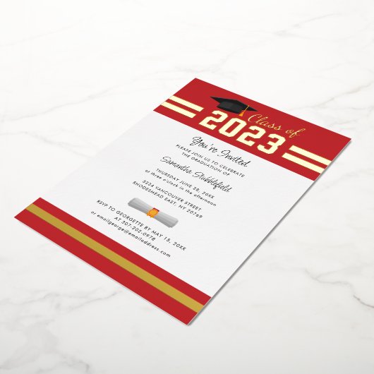 Afstuderen 2025 Rood Afstudeerder Party Goud Folie Uitnodiging (Gedraaid)