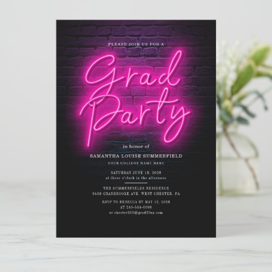 Afstuderen 2025 Roze Neon Script 2 Foto's Party Kaart (Staand voorkant)