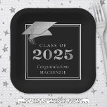 Afstuderen 2025 Zwart Faux Metallic Zilver Papieren Bordje<br><div class="desc">Elegante gepersonaliseerde kleur KLASSE VAN 2025 afstudeerfeest papieren borden met FELICITATIES en de naam van uw afgestudeerde geaccentueerd met een faux metallic silver folie 2025 en afstudeercap of mortarboard in uw keuze van achtergrondkleur (getoond in zwart) kunt u veranderen in een school kleur of coördinerende partij thema kleur. ASSISTENTIE: Voor...</div>