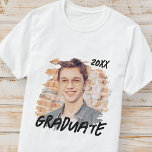 Afstuderen 20XX Modern Grunge Photo Afstuderen T-shirt<br><div class="desc">Dit eenvoudige en moderne ontwerp is samengesteld uit sans serif typografie. Voeg een aangepaste foto van de afstuderen.</div>