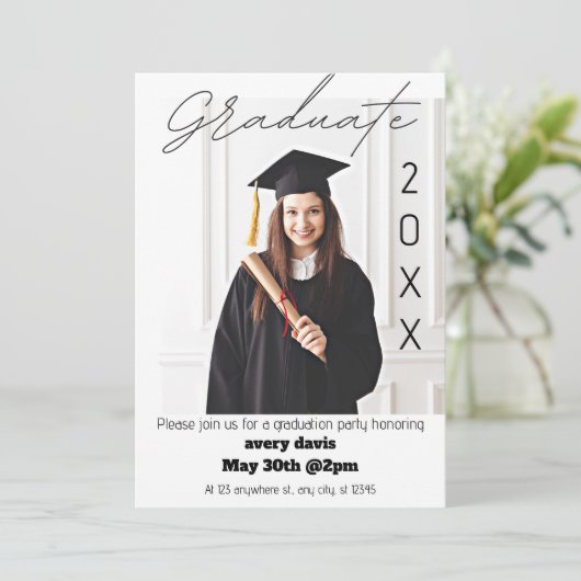 Afstuderen 20XX Simple Photo White Afstudeerder Pa Aankondiging (Staand voorkant)