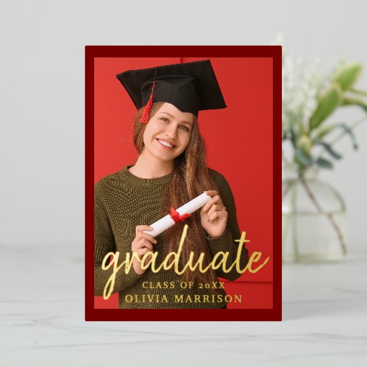 Afstuderen 2 Foto Afstuderen Modern Rood Goud Folie Uitnodiging (Staand Voorkant)
