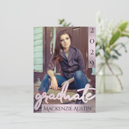 Afstuderen 2 foto | Roze Girly Hand-Letter Script Kaart (Staand voorkant)