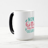 Afstuderen Art. | Thans met één graad — Hotter Magische Mok (Voorkant links)