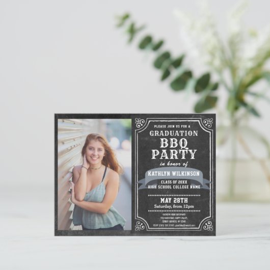 Afstuderen BBQ Party Chalkboard Photo Uitnodiging (Staand voorkant)