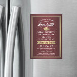 Afstuderen Bespaar de datum Burgundy Red Gold Whit Magnetische Uitnodiging<br><div class="desc">Deel het vrolijke nieuws over uw aanstaande afstudeerpartij met deze elegante bruine rode, witte en faux goudfolie, met uitzondering van de datum van de magnetische uitnodigingen. Al tekst is eenvoudig aan te passen. De magnetisch rug maakt hen voor familie en vrienden gemakkelijk om te tonen. Het ontwerp kenmerkt een maroon...</div>