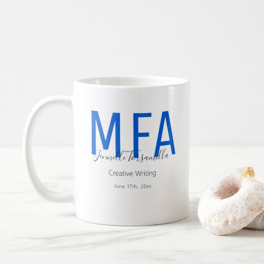 Afstuderen blauwe datumnaam Mate MFA Koffie-Mok Koffiemok (Met donut)