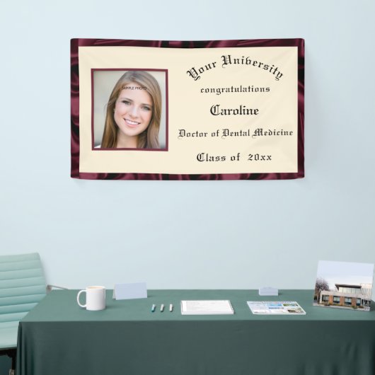 Afstuderen Burgundy Satin Border Foto toevoegen Spandoek (Beurs)