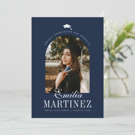 Afstuderen Cap Arch Foto Elegant Script Navy Afstu Aankondiging (Staand voorkant)
