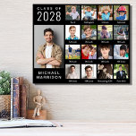 Afstuderen door de jaren 17 Foto zwart Imitatie Canvas Print<br><div class="desc">Black afstuderen keepomwille faux canvas print met een fotocollage van 17 van de afstuderen kinderen gedurende hun schooljaren en hun naam in een moderne witte typografie. Voeg uw gepersonaliseerde titels onder elke foto toe.</div>