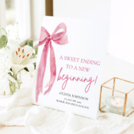 Afstuderen een zoet einde aan een nieuw begin reclamebord met voetstuk