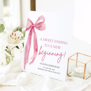 Afstuderen een zoet einde aan een nieuw begin reclamebord met voetstuk