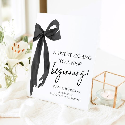 Afstuderen een zoet einde aan een nieuw begin reclamebord met voetstuk