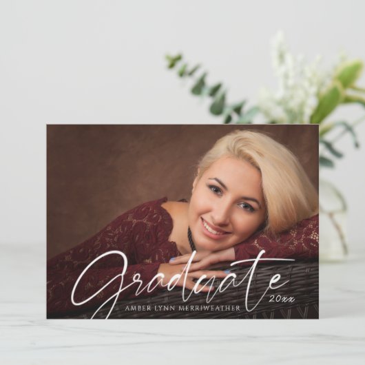 Afstuderen Eenvoudige Chic White Script Photo Part Kaart (Staand voorkant)