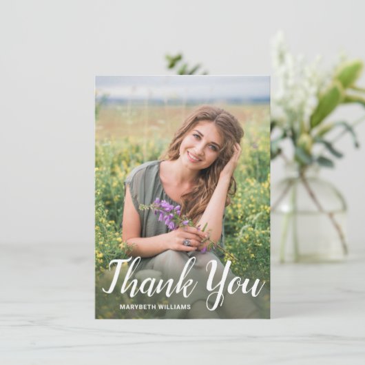 Afstuderen Elegant White Script Photo Bedankkaart (Staand voorkant)